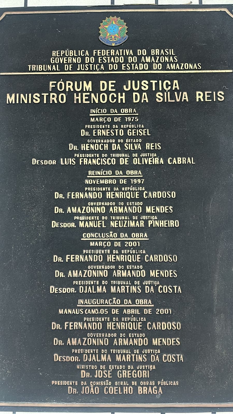 Registro da placa inaugural do Fórum de Justiça Ministro Henoch da Silva Reis, localizada na capital amazonense.