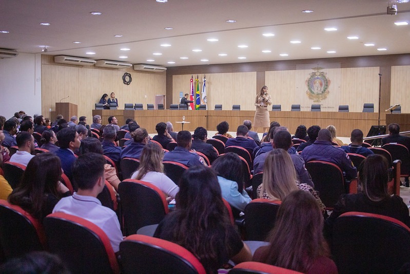 servidora Lydia Azêdo palestra sobre governança e LGPD Ejud 1