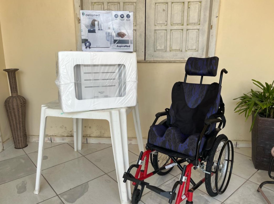 Em ação social, Corregedoria-Geral de Justiça do Amazonas realiza a entrega de itens de primeira necessidade em benefício de jovem de 16 anos com paralisia cerebral