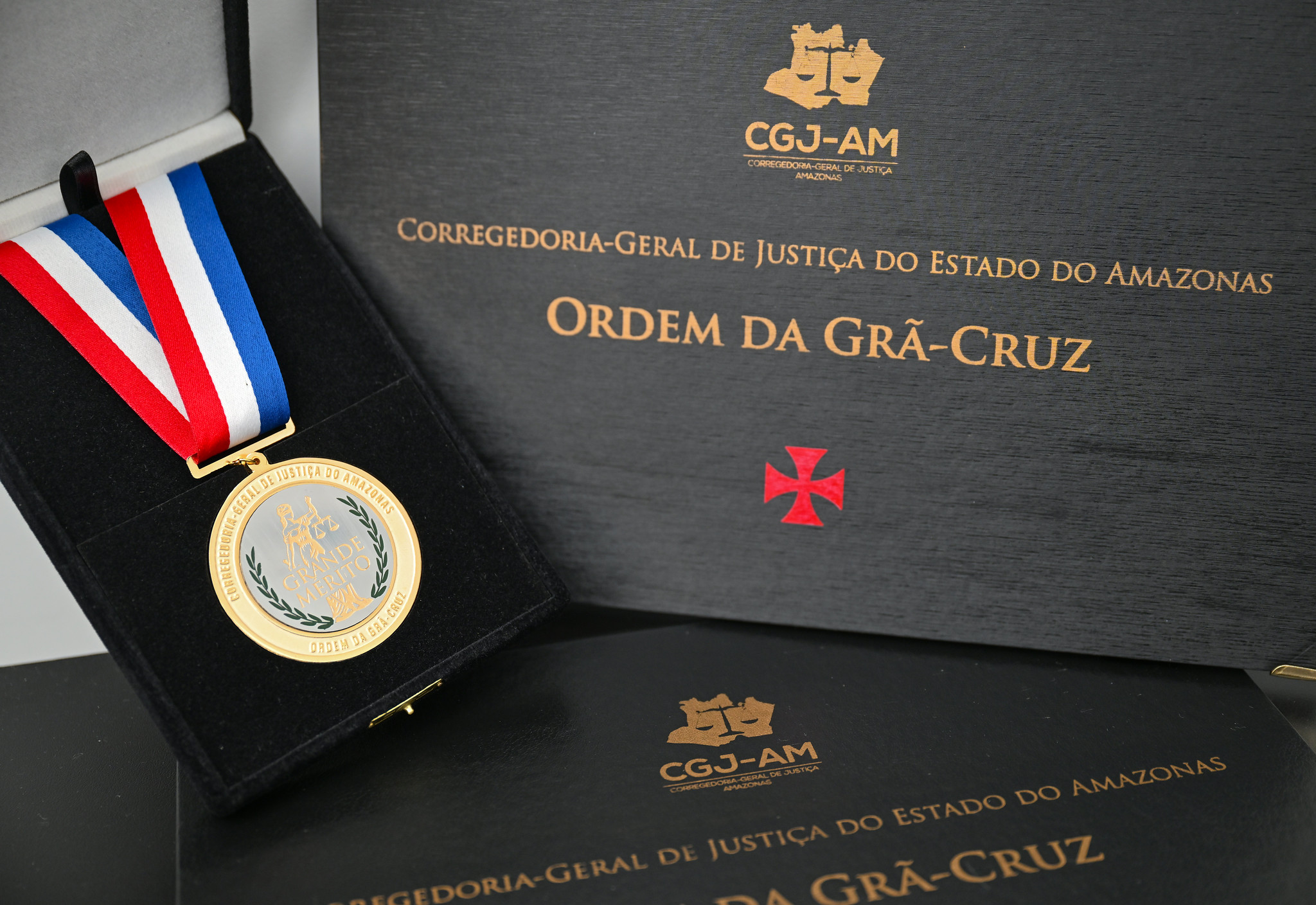 Representados por seus familiares, desembargadores falecidos que exerceram o cargo de Corregedor-Geral de Justiça do Amazonas serão agraciados com a “Medalha da Ordem da Grã-Cruz”