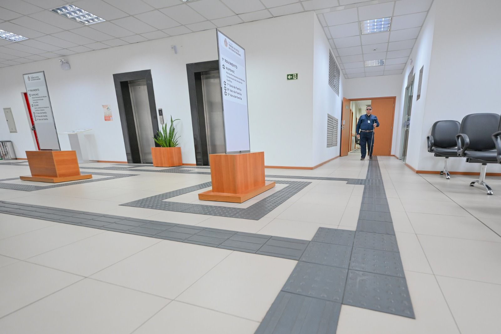 Imagem monstra um dos ambientes de unidade judiciária do TJAM que conta com piso tátil