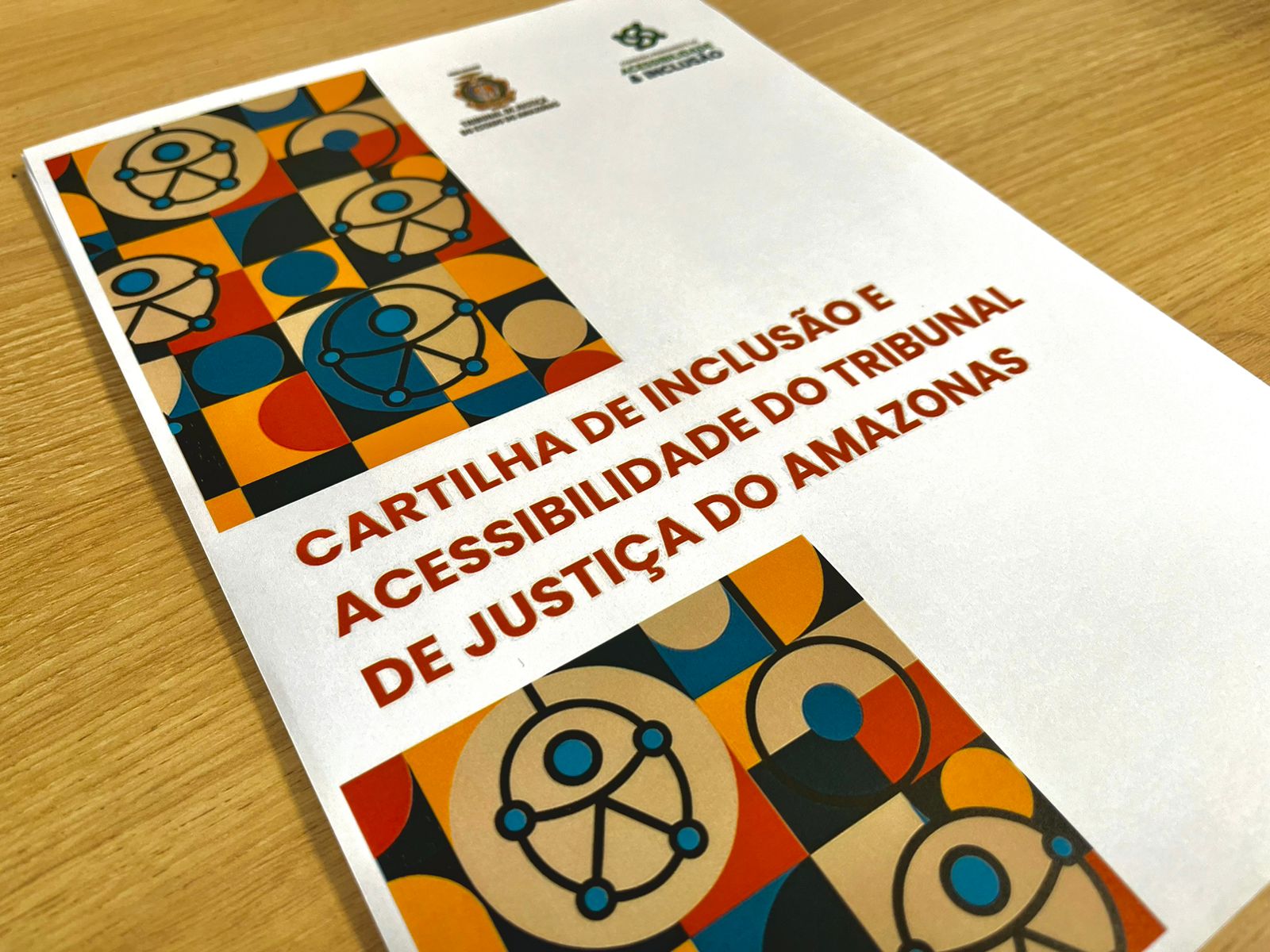 Foto mostra a capa da Cartilha de Inclusão e Acessibilidade do TJAM