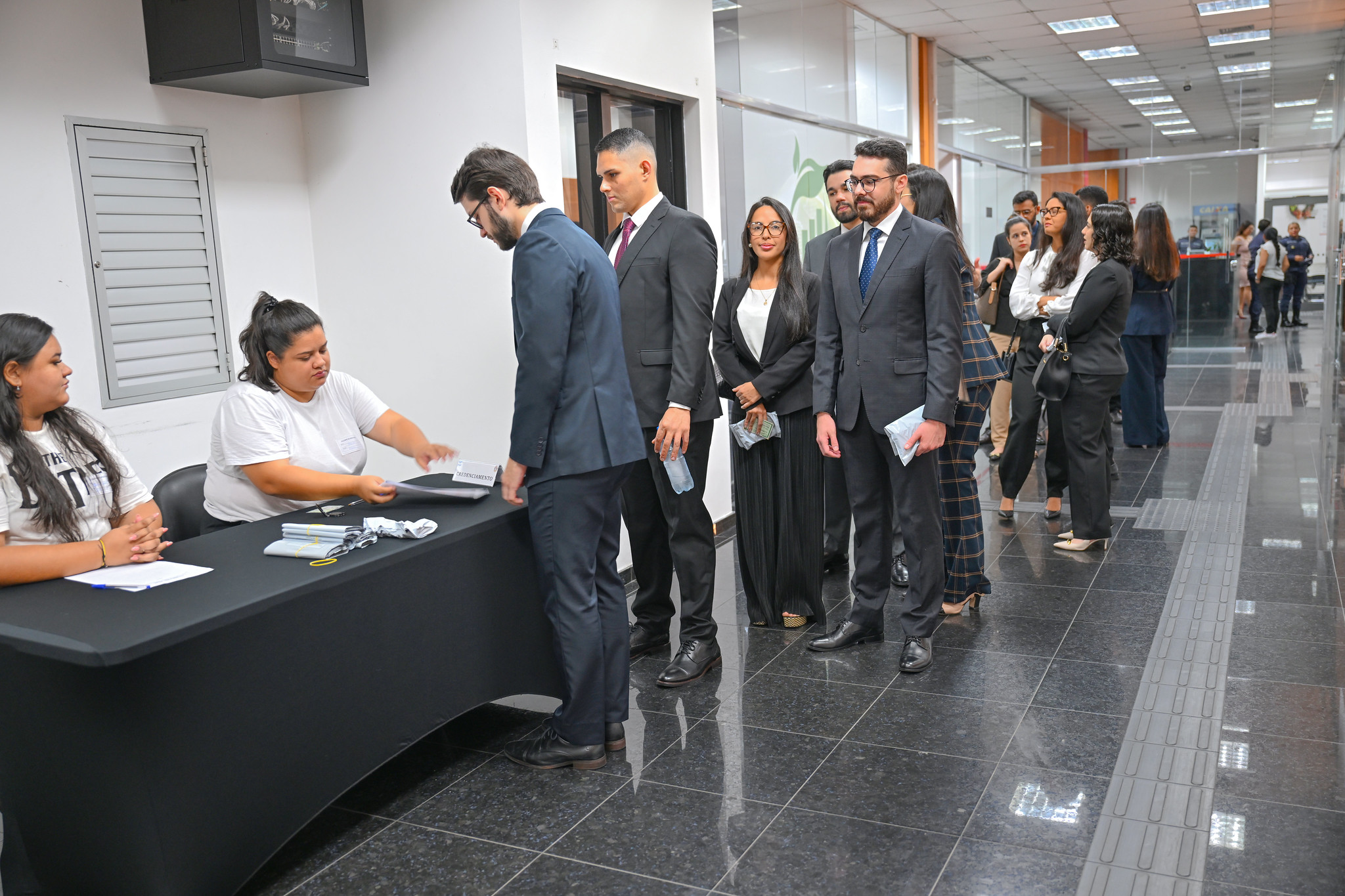 Candidatos chegam para a prova oral do concurso do TJAM