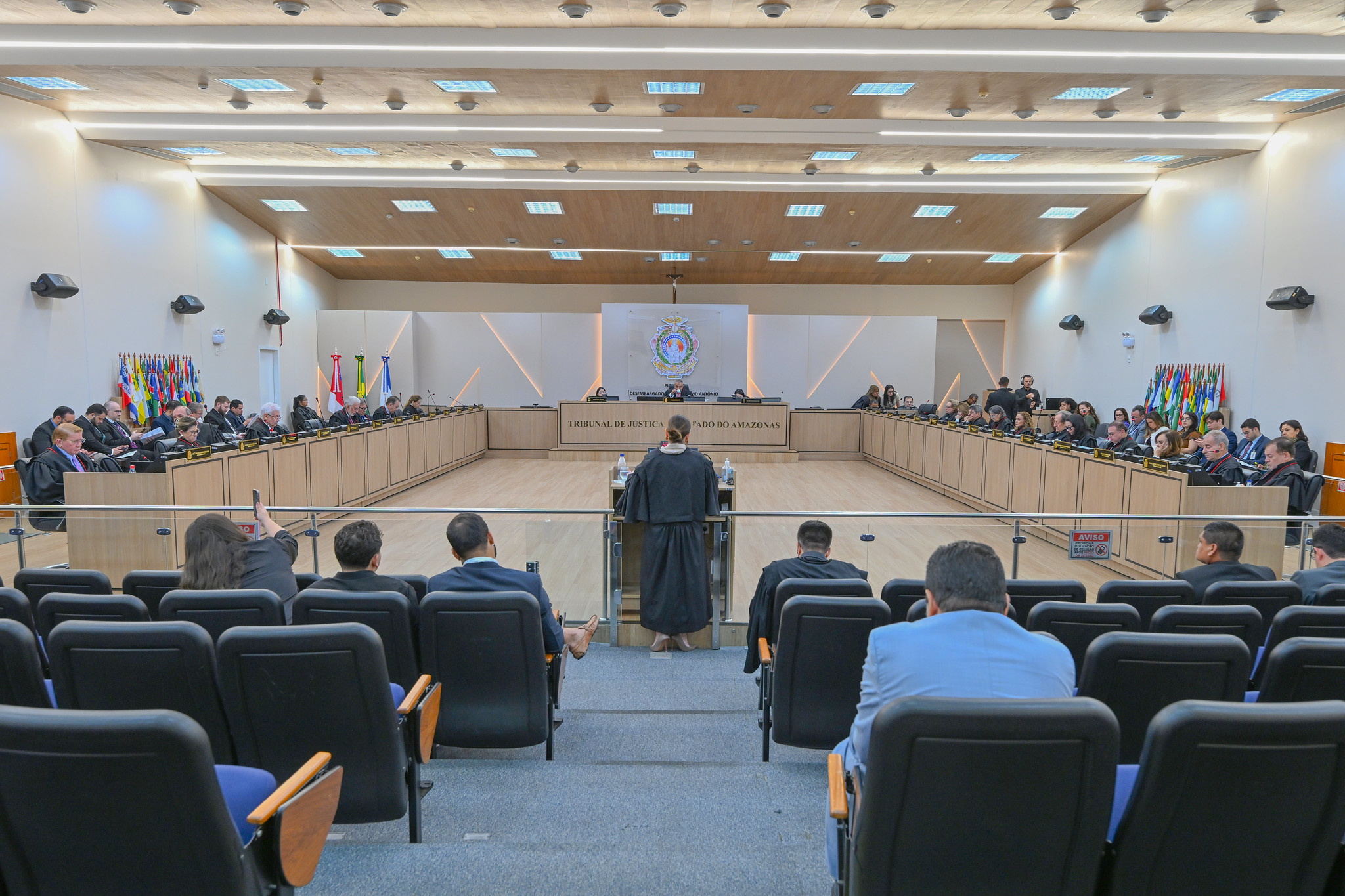 Sessão do Tribunal Pleno com debate entre magistrados sobre pontos da ação 5