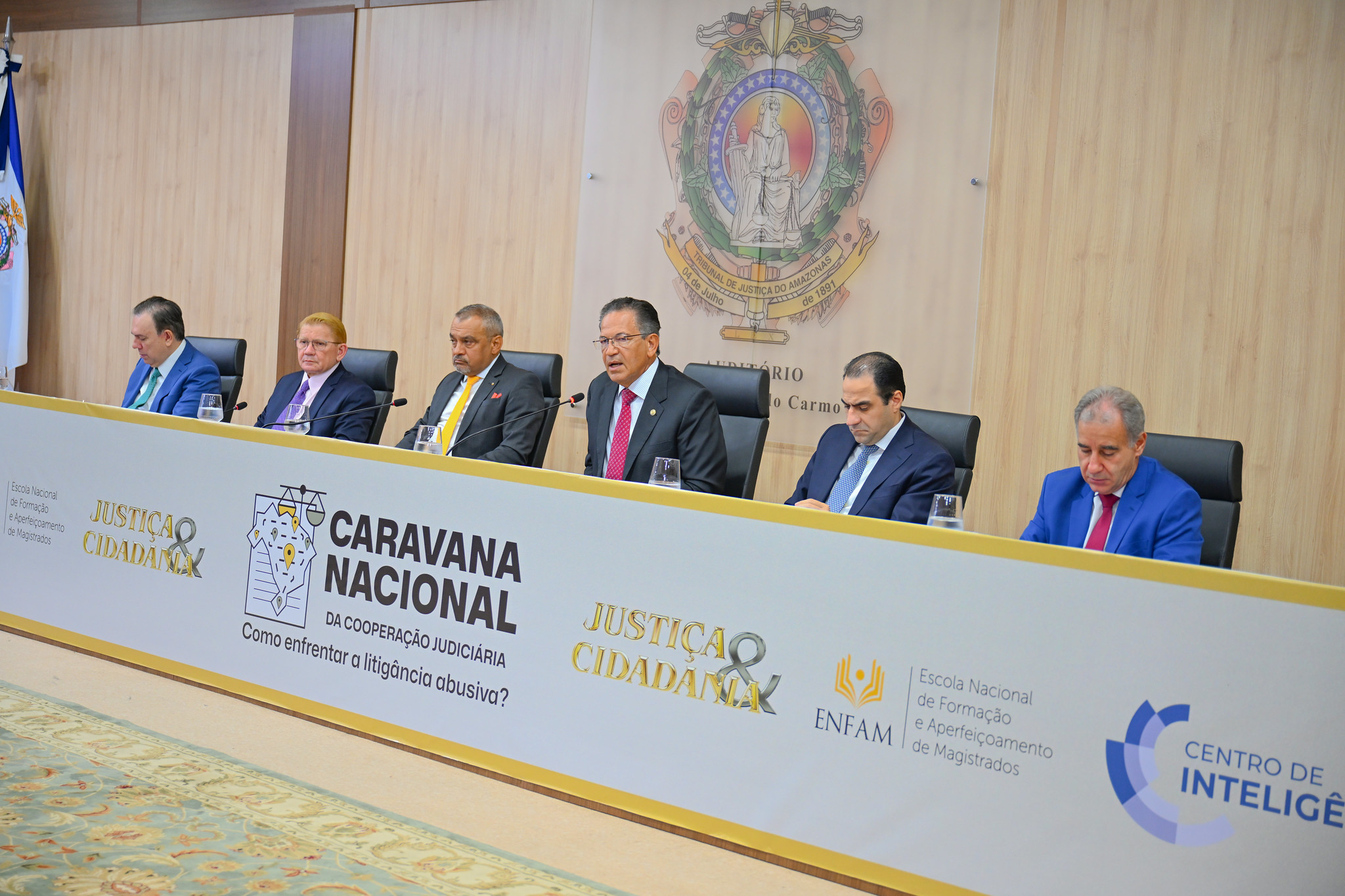 Foto mostra mesa de autoridades da cerimônia de abertura da Caravana Nacional da Cooperação Judiciária 