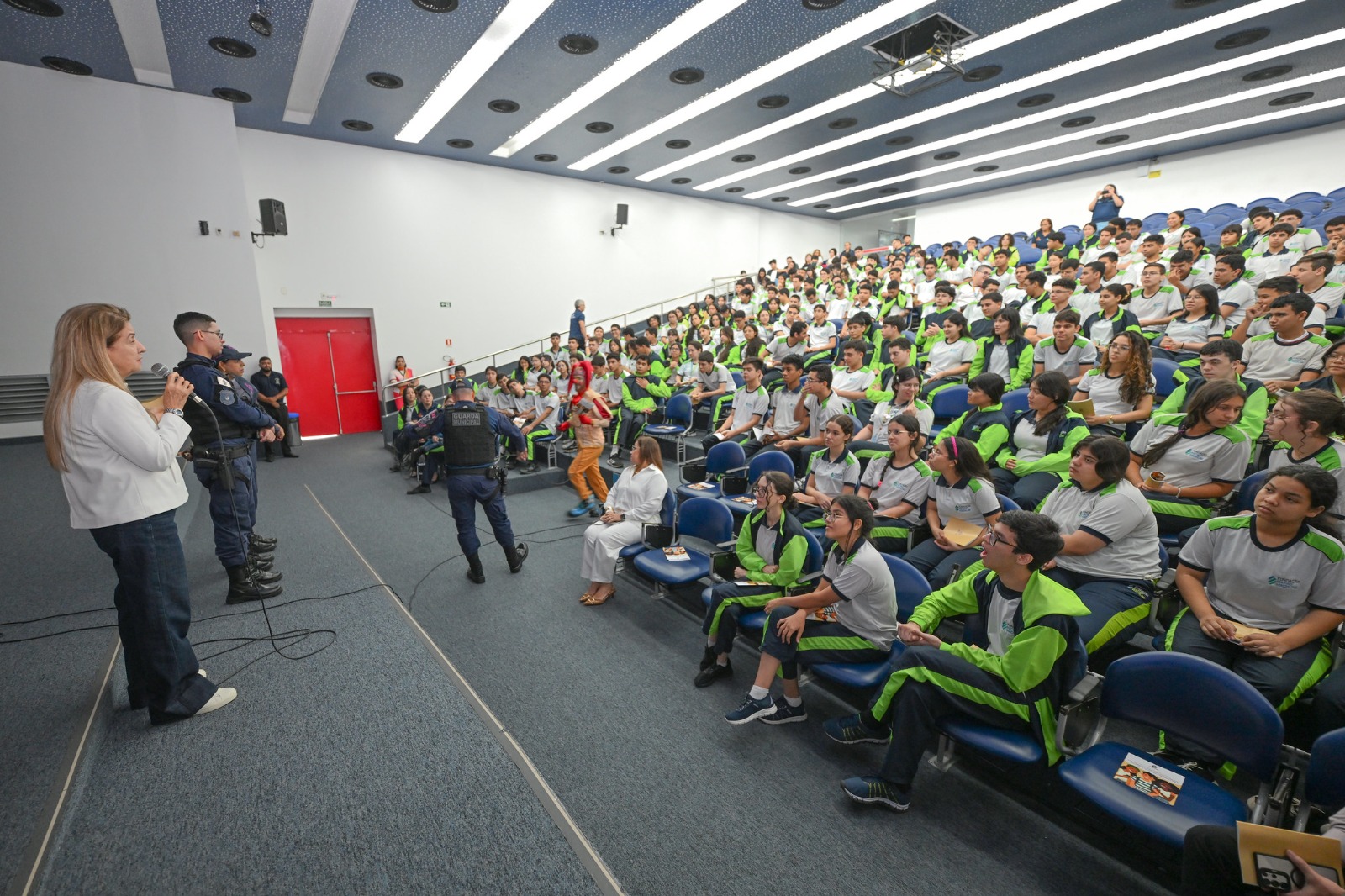 Foto mostra a desembargadora Graça Figueiredo ministrando palestra