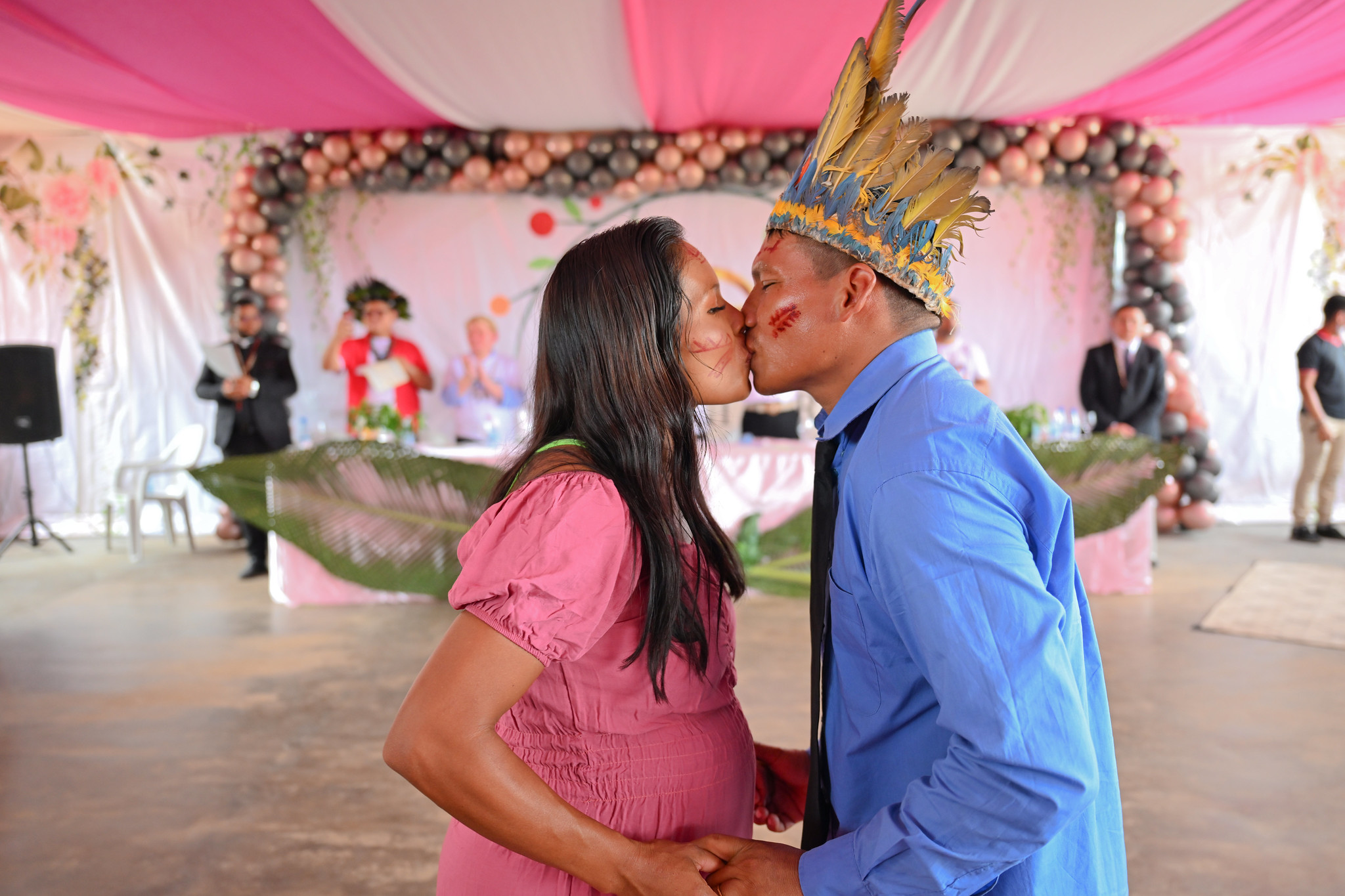 Foto mostra um casal indígena se beijando após o casamento coletivo realizado em São Gabriel da Cachoeira  