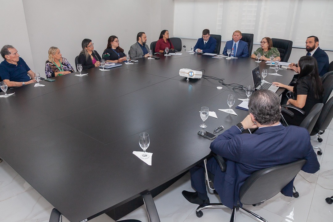 Foto mostra momento da reunião do corregedor desembargador José Hamilton com empresas e instituições para discutir parcerias no âmbito do programa "Novos Caminhos"