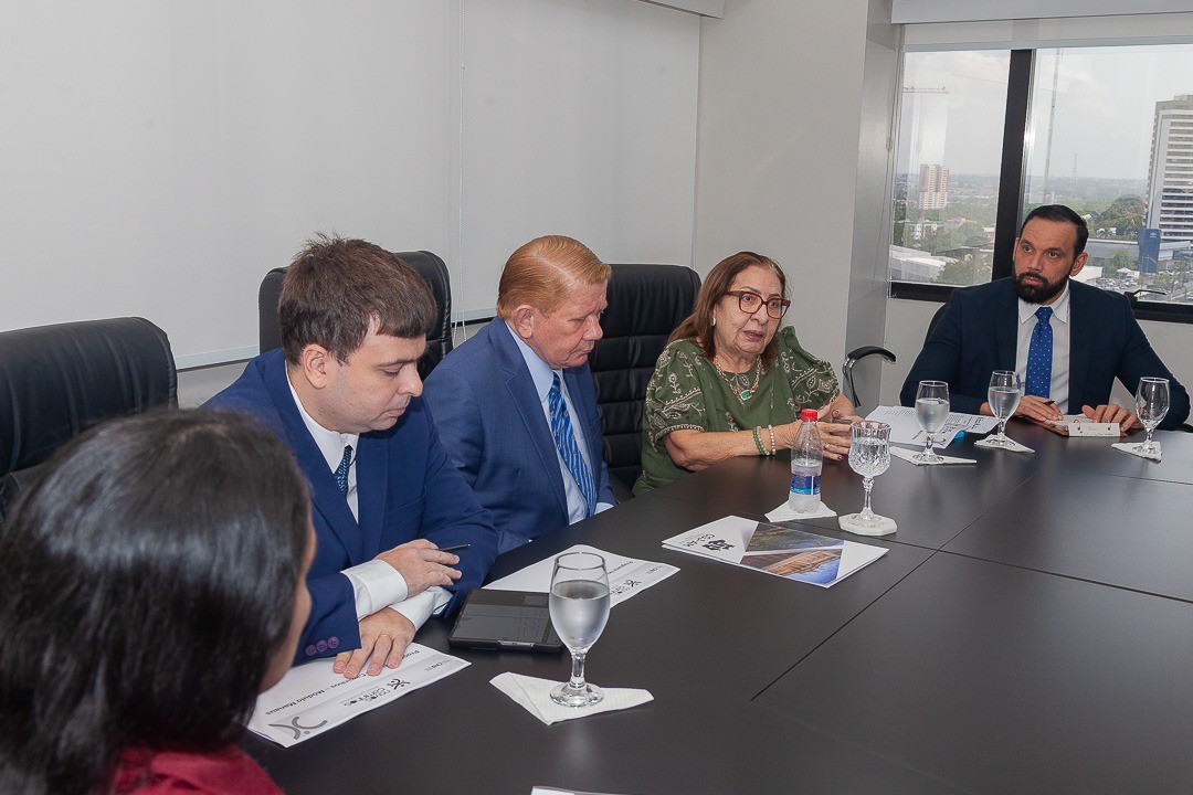Foto mostra momento da reunião do corregedor desembargador José Hamilton com empresas e instituições para discutir parcerias no âmbito do programa "Novos Caminhos"