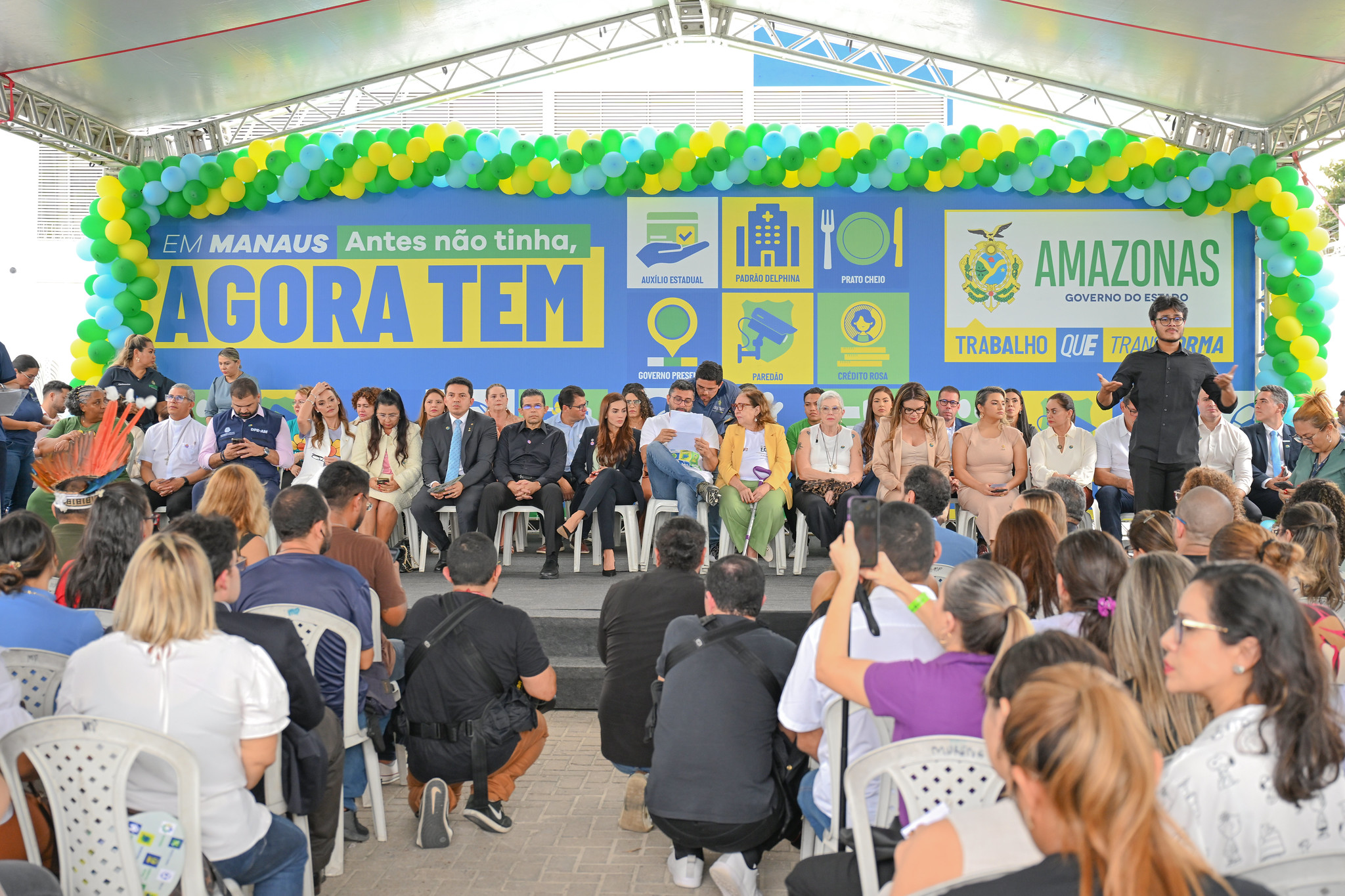 Foto mostra palanque com autoridades da cerimônia de inauguração do Centro Integrado de Atenção à Criança e ao Adolescente Vítimas de Violência
