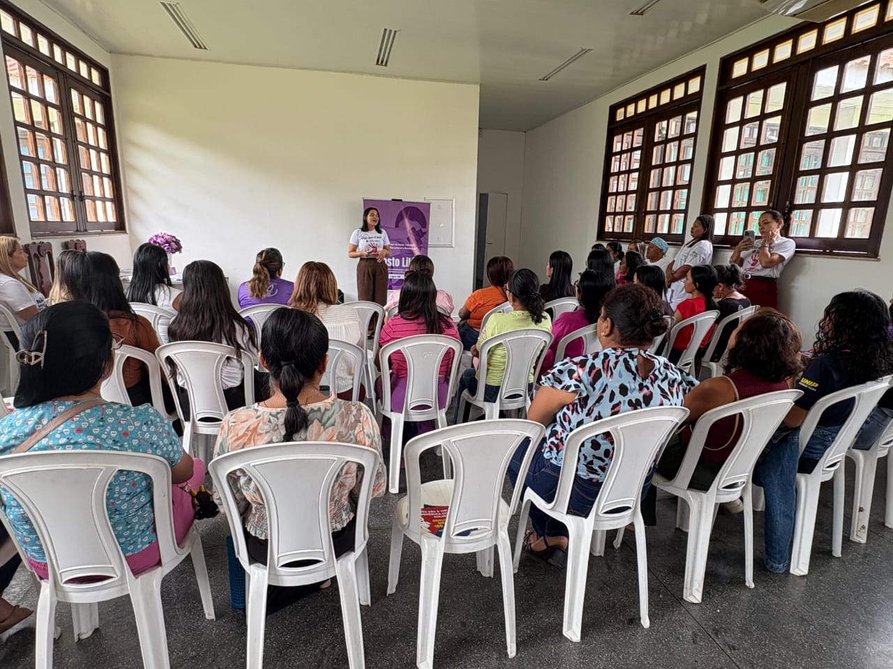 Imagem que ilustra a matéria traz a foto de momento do encontro do Grupo de Apoio a Mulheres Vítimas de Violência Doméstica (GAM) realizado no Fórum de Justiça de Parintins