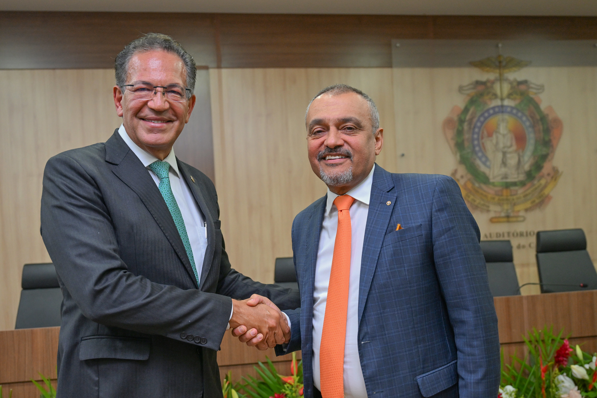 Foto mostra o corregedor nacional de Justiça, ministro Mauro Campbell (à esq.) cumprimenta o presidente do TJAM, desembargador Jomar Fernandes