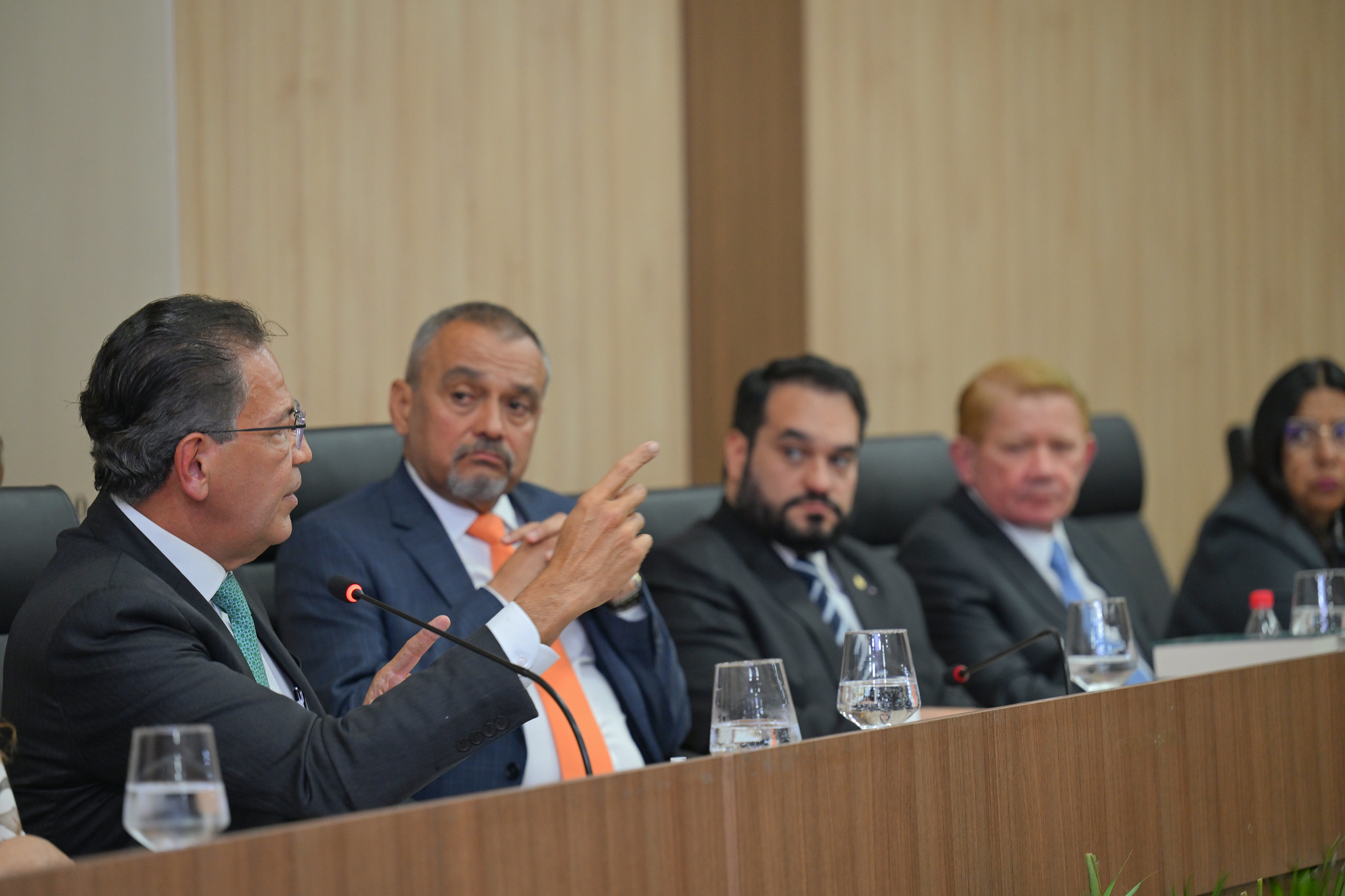 Foto mostra visão parcial da mesa de autoridades da cerimônia de abertura da inspeção da Corregedoria Nacional de Justiça ao TJAM 