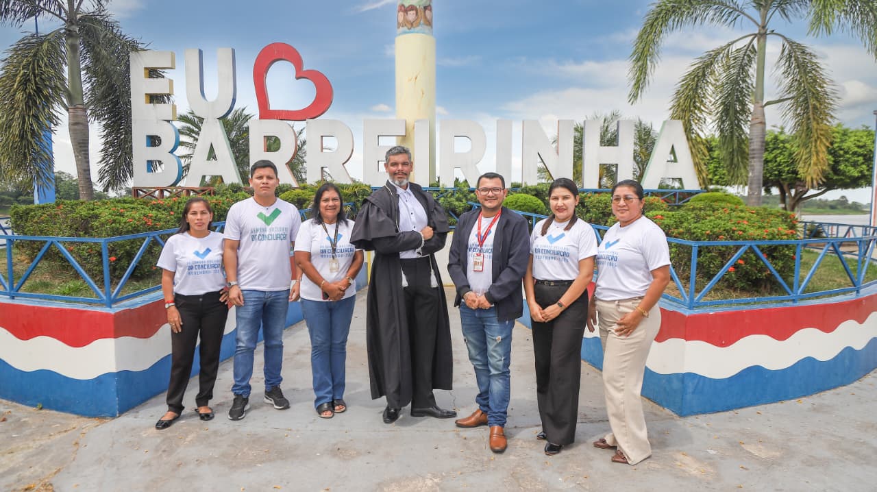 Foto mostra o juiz Lucas Couto ladeado por servidores da Comarca de Barreirinha 