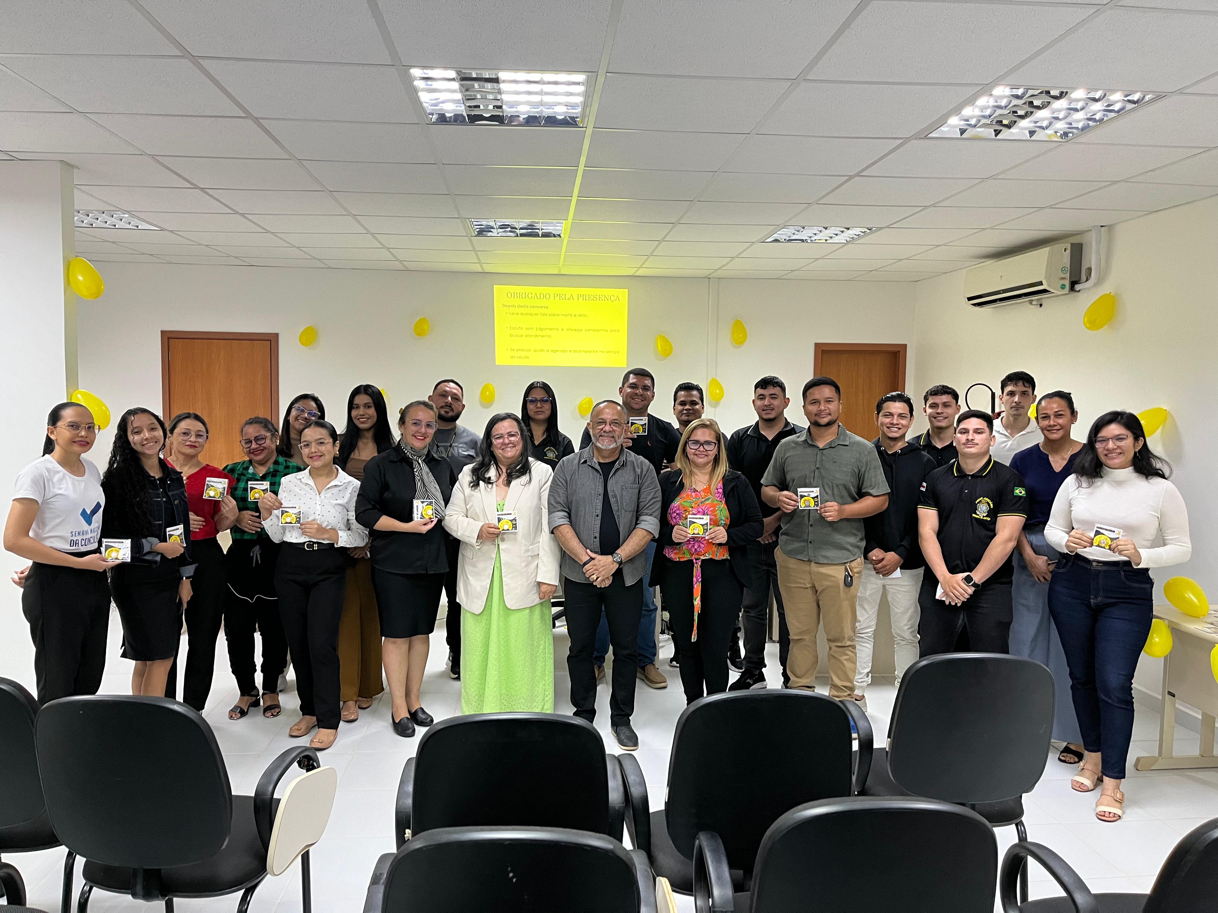 Foto traz os servidores do fórum de Manacapuru e ao centro o psicólogo Daniel Amaro (com camisas preta e cinza) 