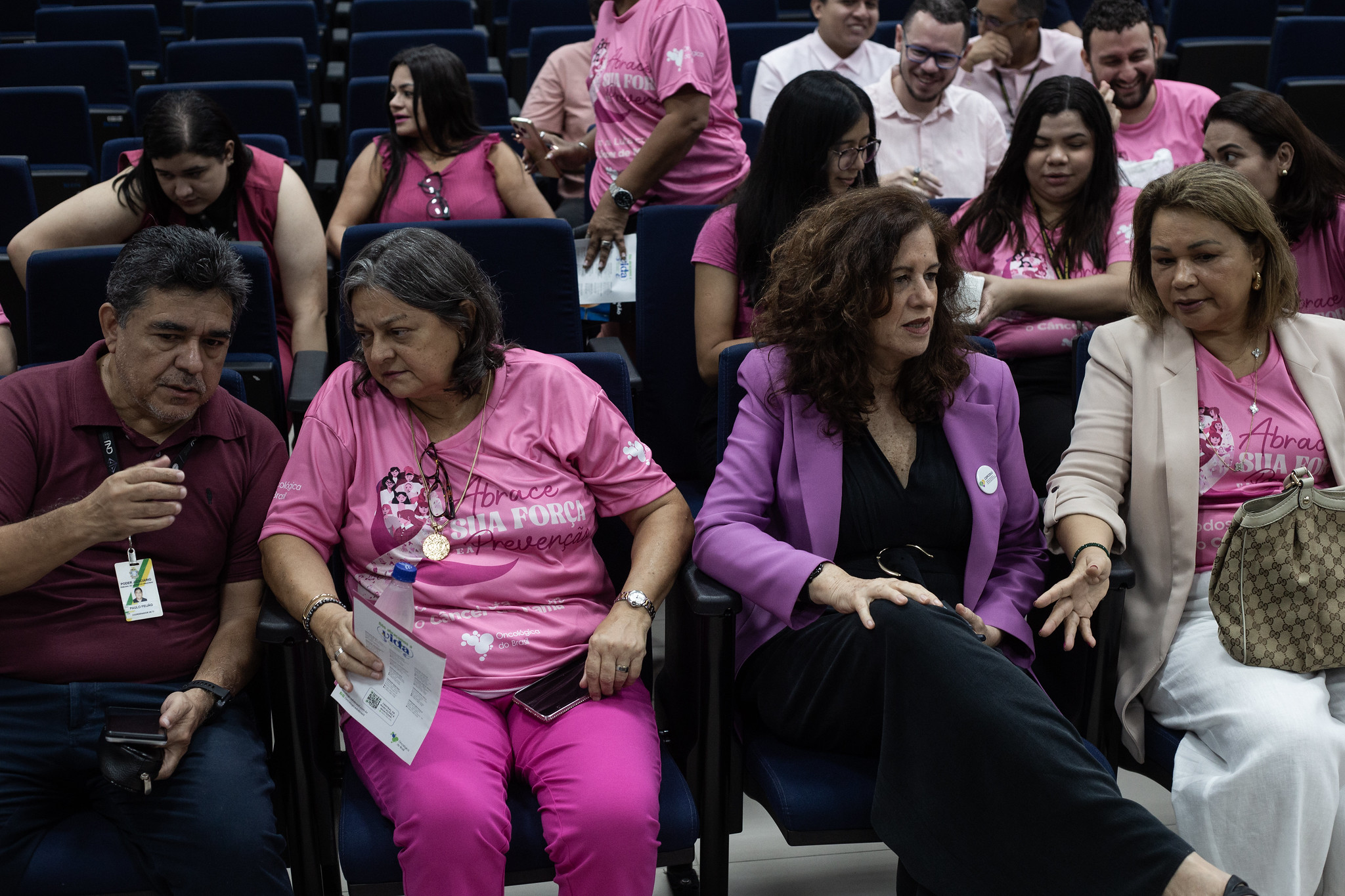 Foto traz público da palestra alusiva ao Outubro Rosa realizada no Fórum Euza Naice