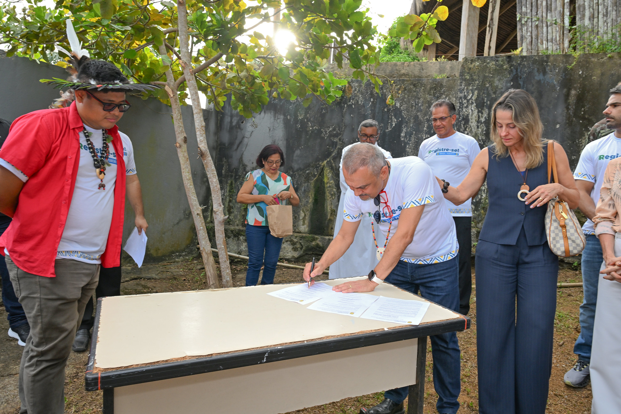 Foto mostra o presidente do TJAM, desembargador Jomar Fernandes, assinando documento após o lançamento da pedra fundamental do novo fórum de São Gabriel da Cachoeira 