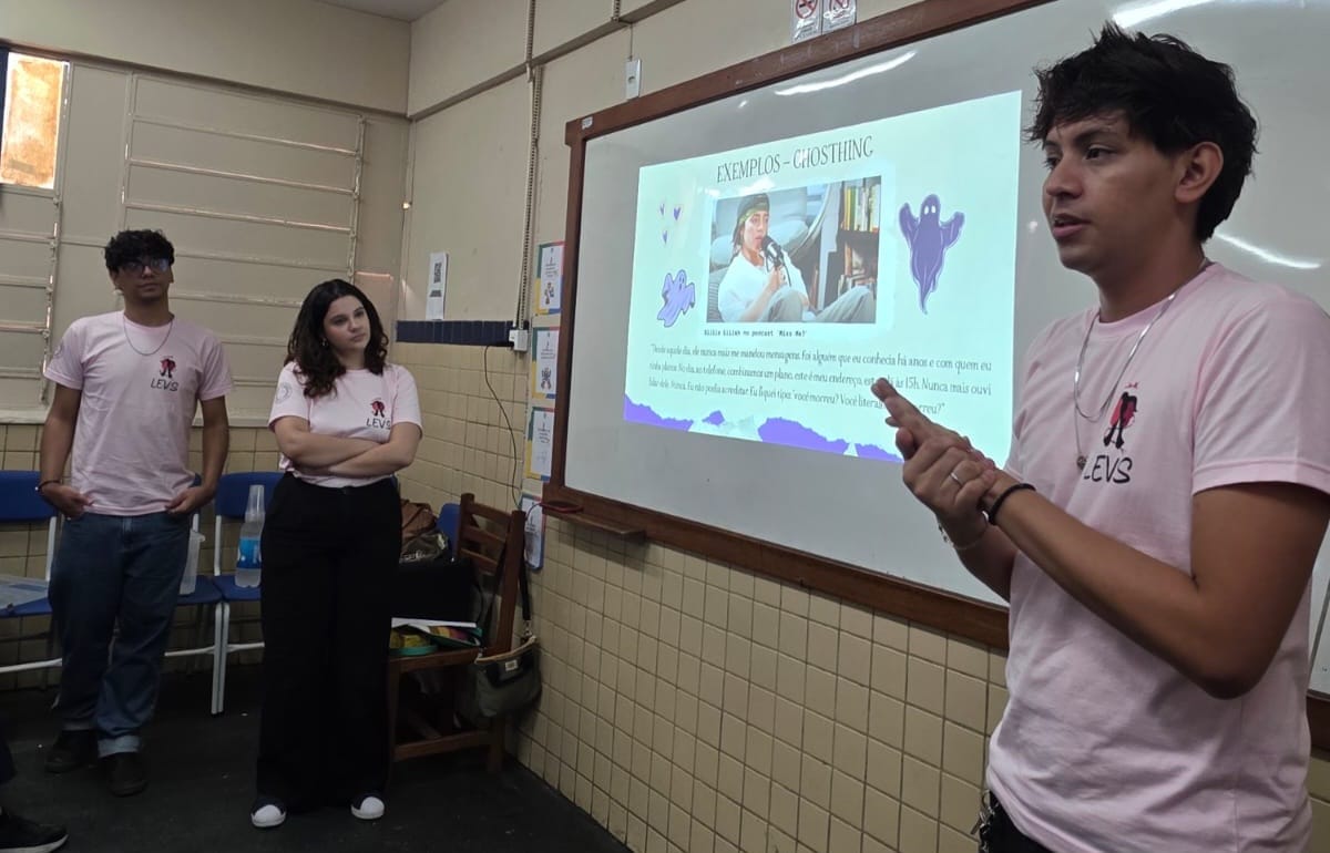 Foto mostra de projeto da Ufam palestrando em escola pública