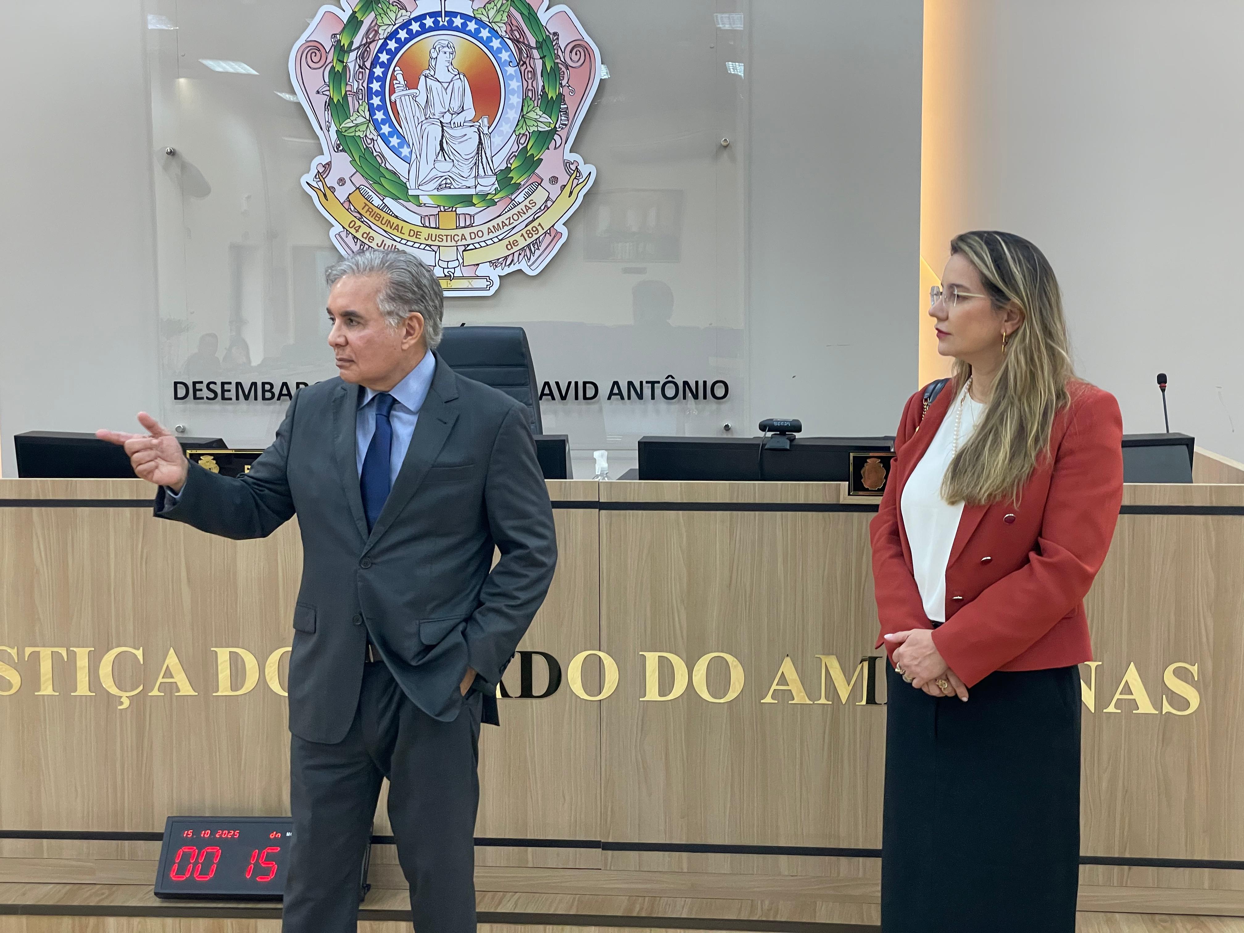 Foto mostra o desembargador Flávio Pascarelli ao lado da juíza Naira Neila Batista 