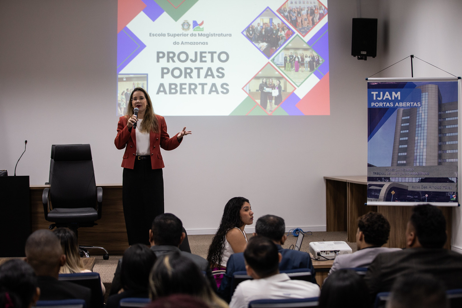 Foto traz a juíza Naira Neila Batista ministrando palestra para alunos da Faculdade Boas Novas  