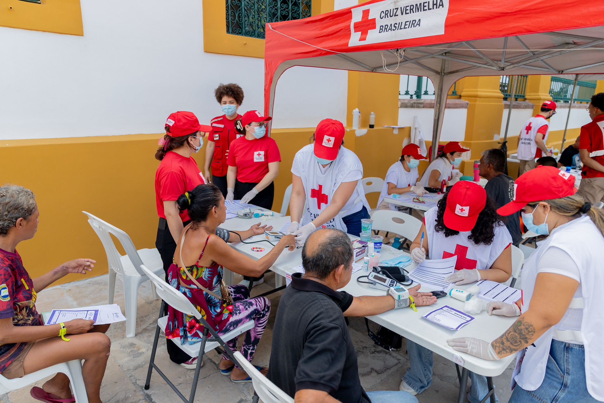 Foto mostra atendimento da Cruz Vermelha durante ação na praça da Matriz 