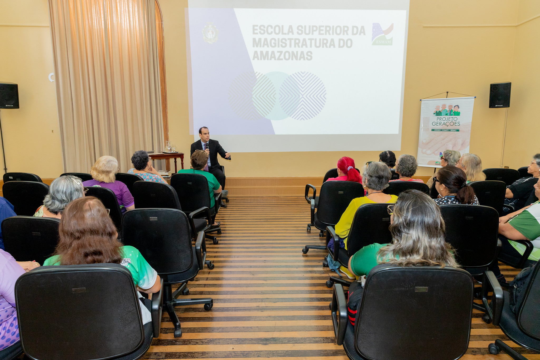 Foto mostra o juiz Rosberg Crozara ministrando palestra dentro do Projeto Gerações