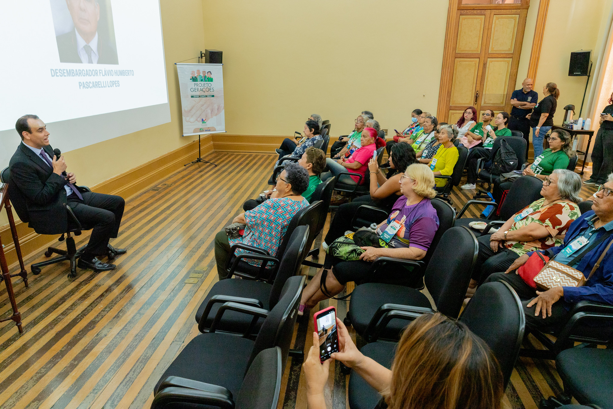 Foto mostra o juiz Rosberg Crozara ministrando palestra dentro do Projeto Gerações