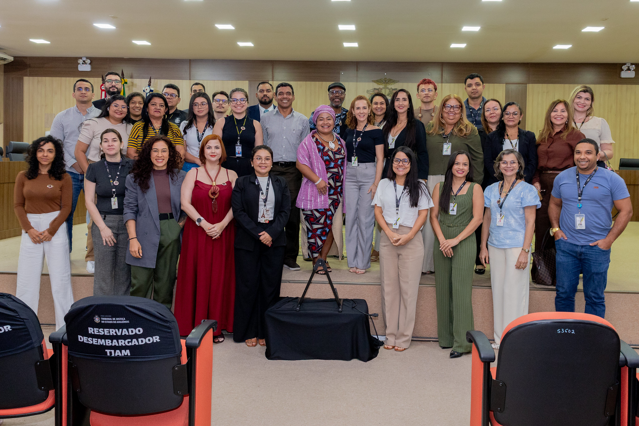 Foto mostra debatedores e público participante da roda de conversa realizada dia 13/11/2025 no auditório do anexo do TJAM