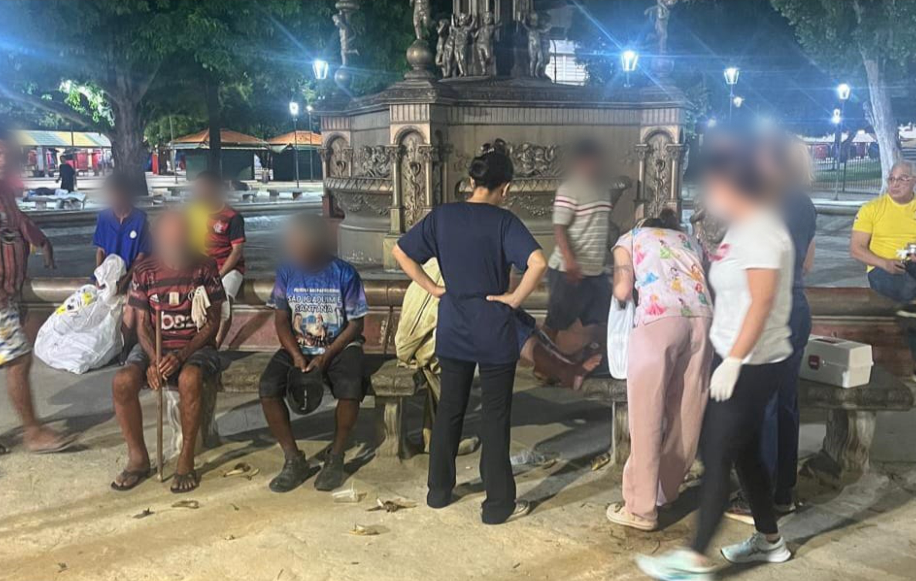 Foto mostra pessoas em situação de rua sendo atendidas no Centro de Manaus