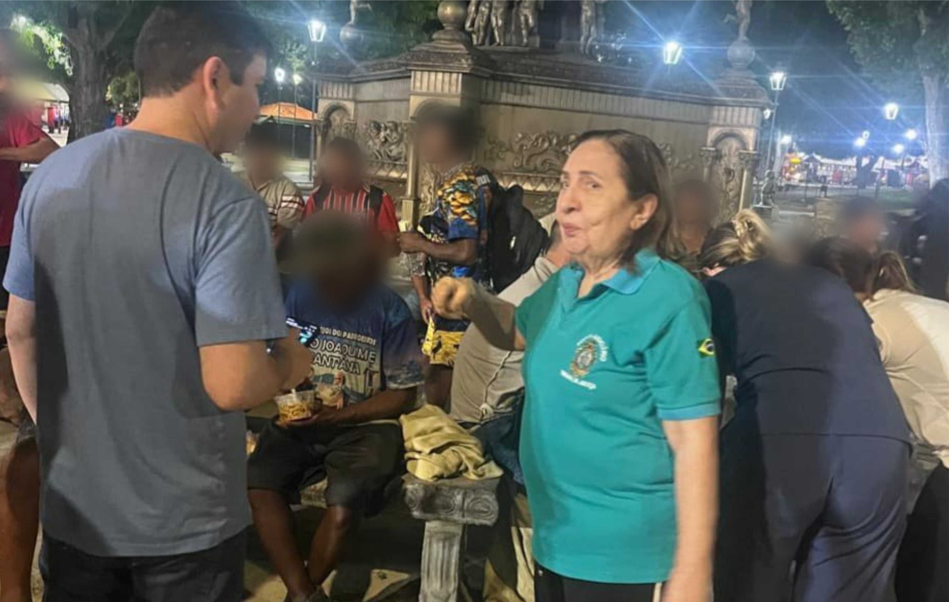 Foto traz a desembargadora Joana Meirelles e ao lado dela um voluntário de ação social