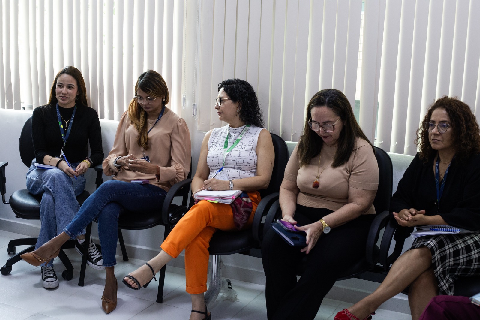 Foto mostra representantes da Sead/AM e da DPE/AM, sentados, durante visita ao Fórum Ministro Henoch Reis 