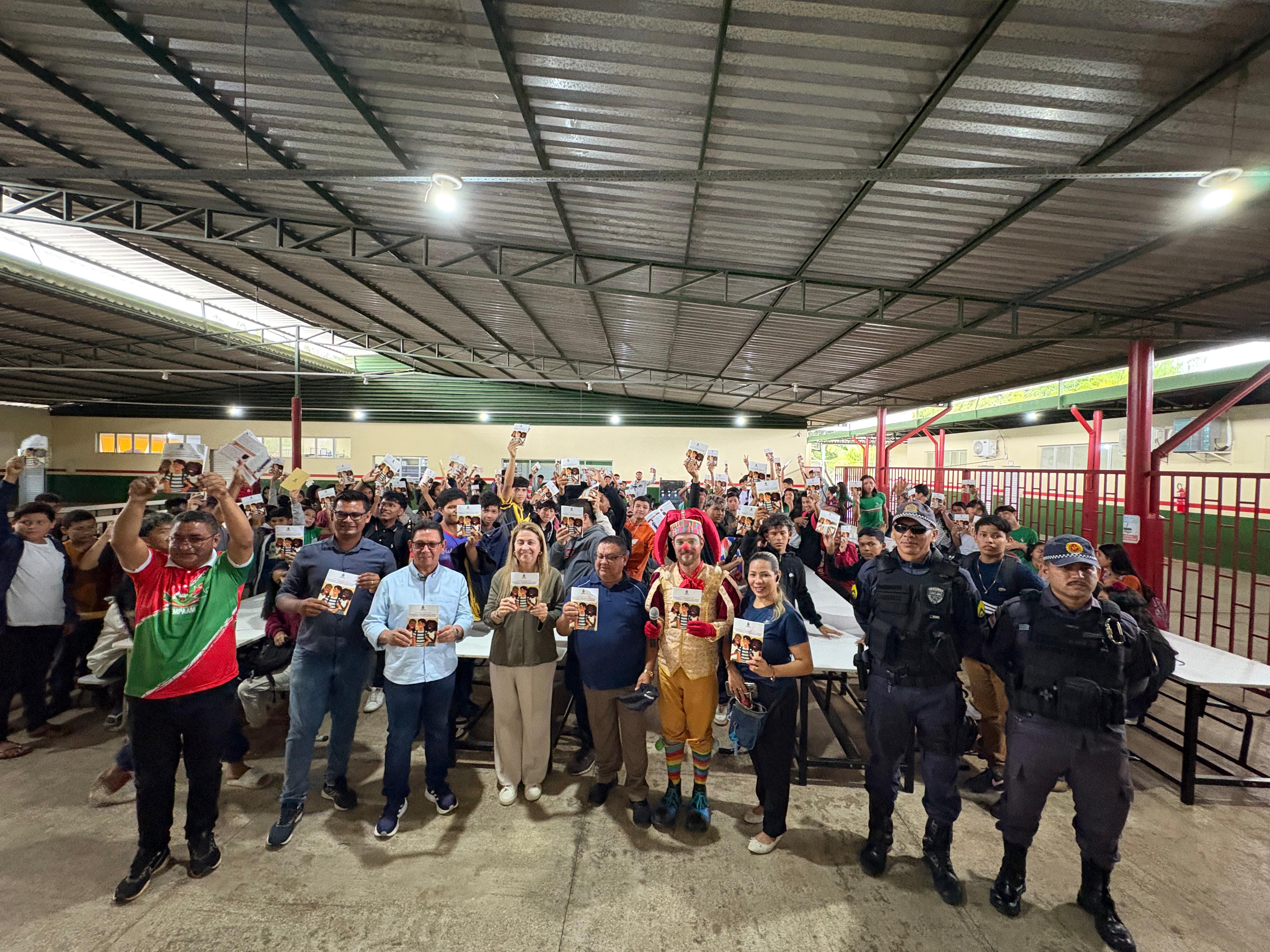 Foto mostra a desembargadora Graça Figueiredo palestrando para alunos em Silves