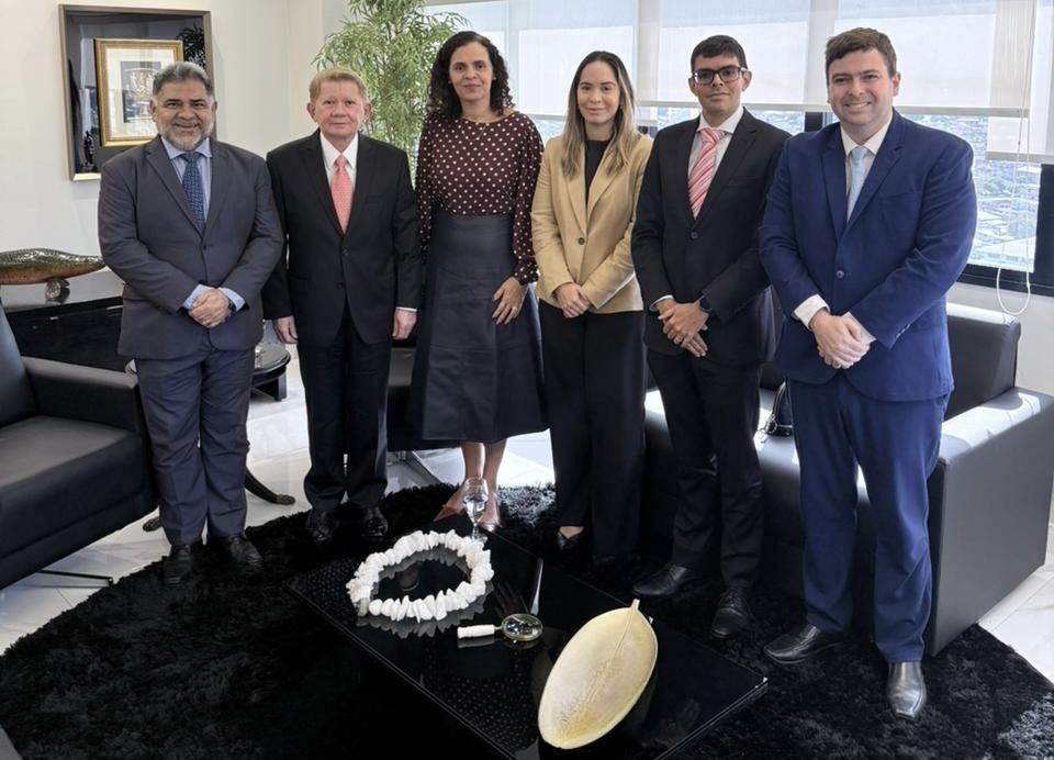 Corregedor-geral de Justiça do Amazonas reúne-se com representantes da Comissão Regional de Soluções Fundiárias do TRF1 