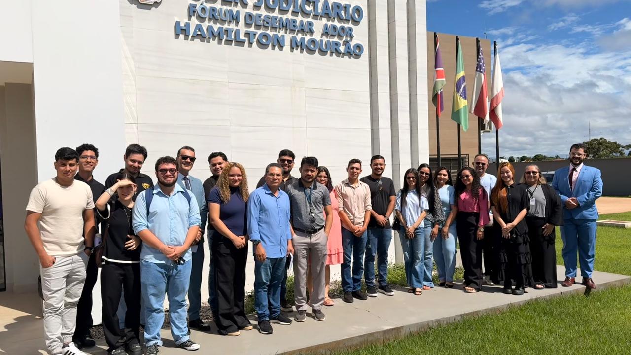 Foto mostra alunos da UEA e servidores da Comarca de Humaitá posando para foto em frente ao Fórum de Justiça local 