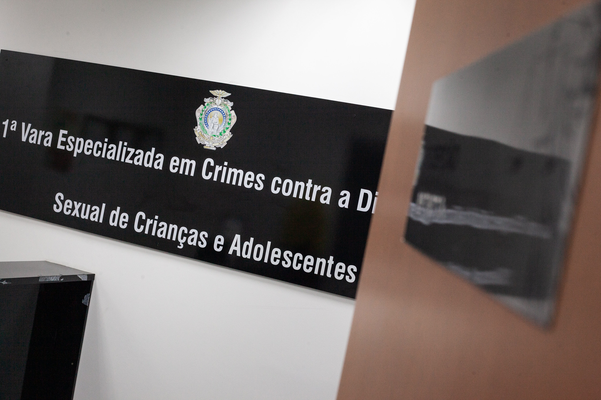 Placa de Identificação da 1.ª Vara Especializada em Crimes contra a Dignidade Sexual de Crianças e Adolescentes