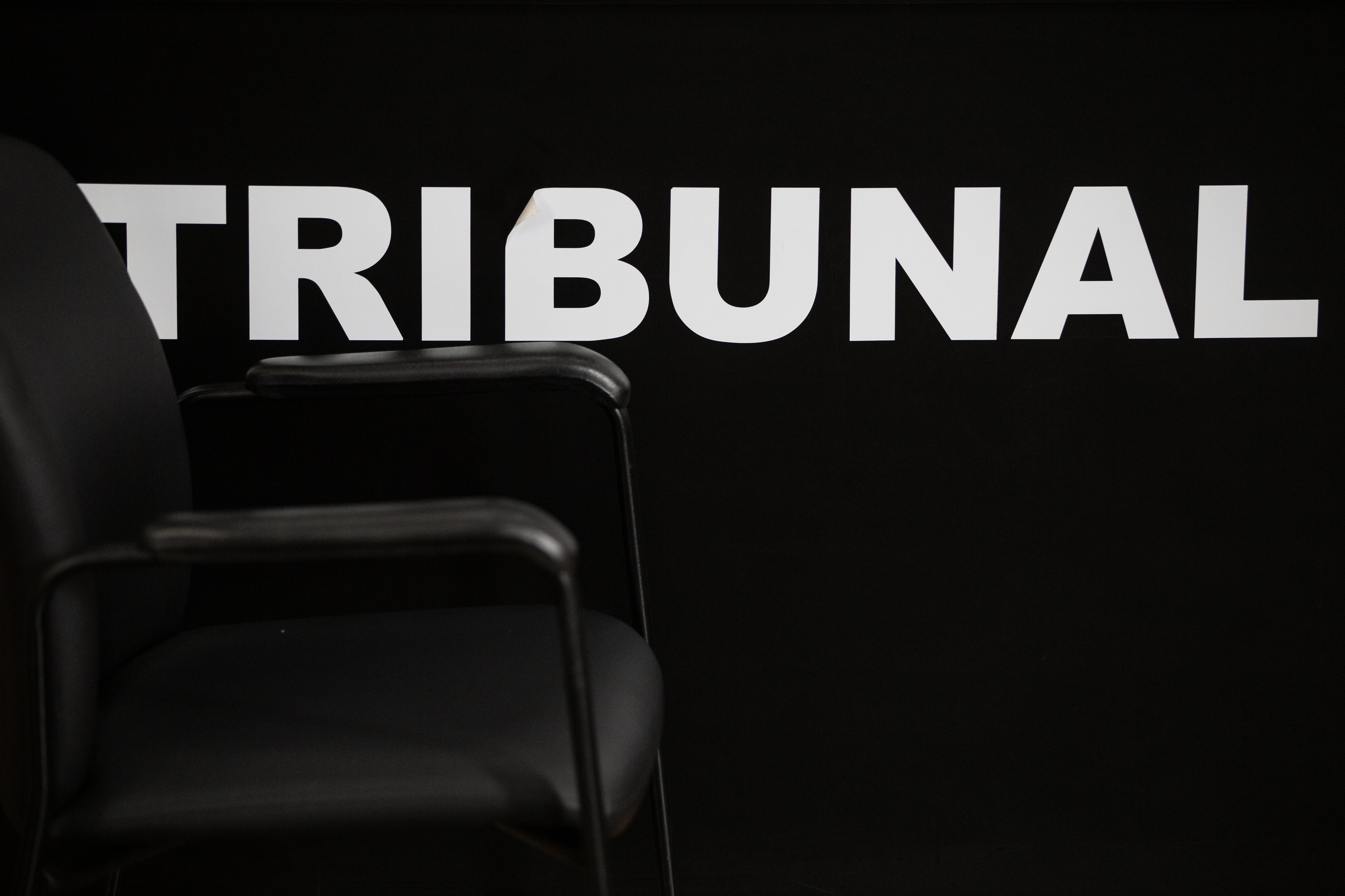 Cadeira vazia no plenário do Tribunal do Júri