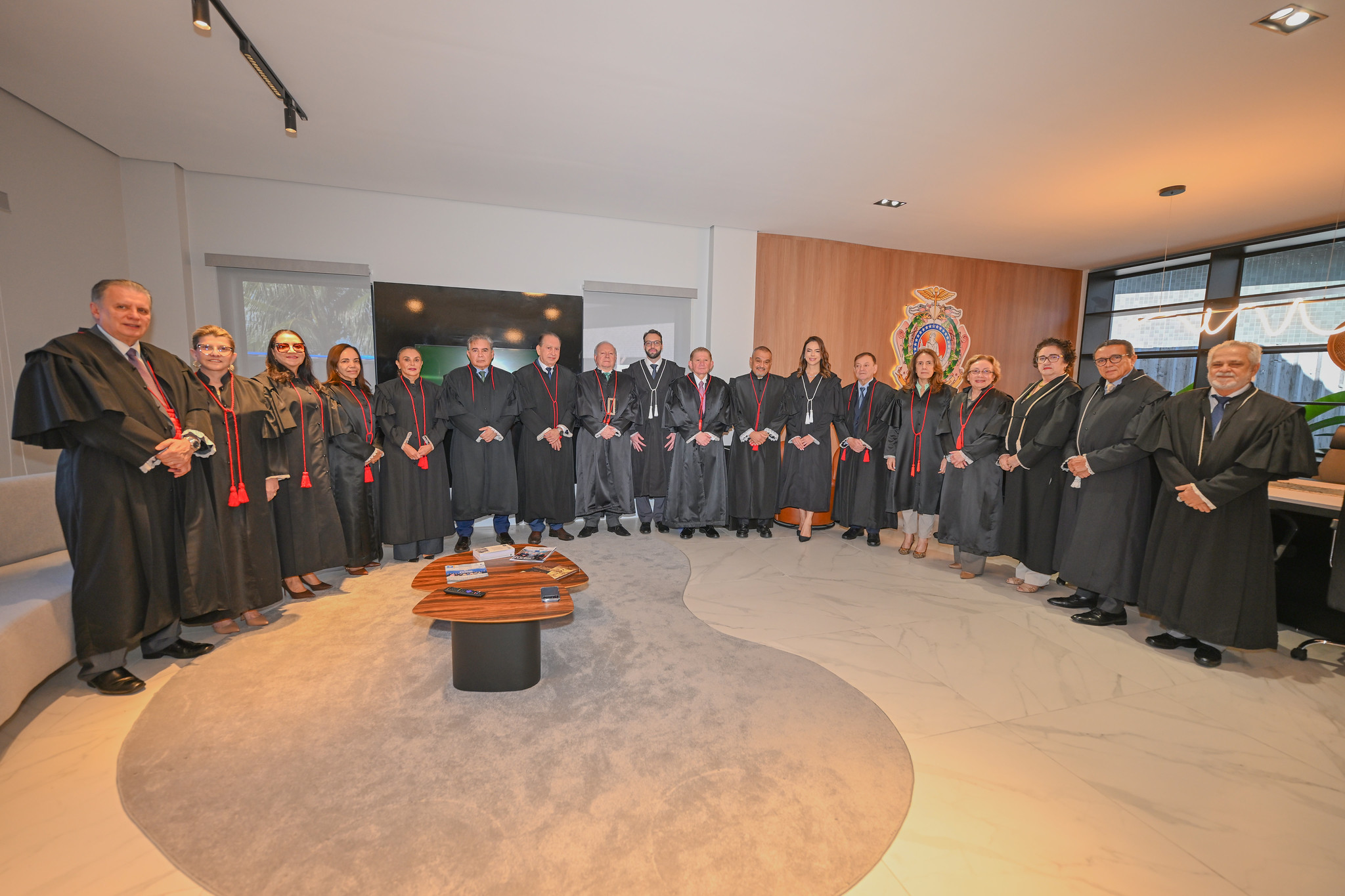Novos juízes com os desembargadores do TJAM