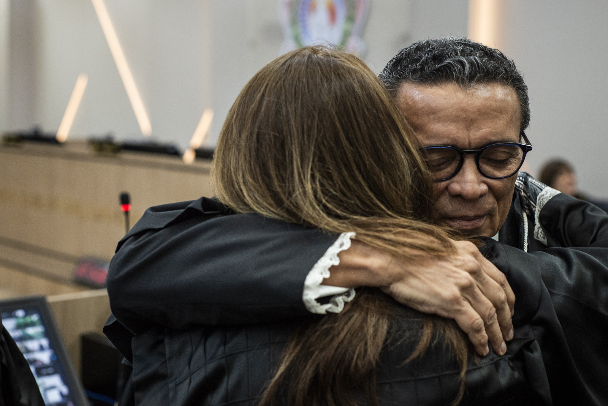 Paulo Feitoza recebe o cumprimento dos colegas