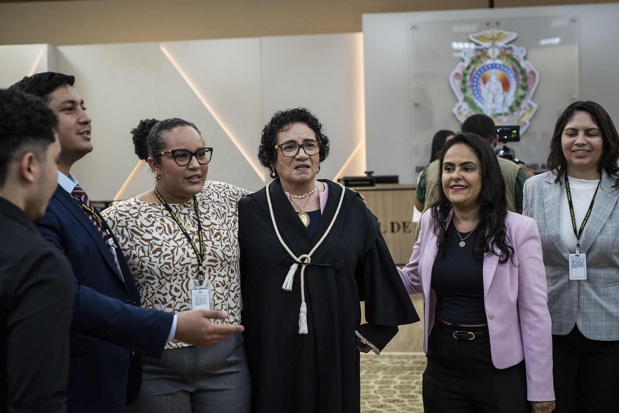 Ana Diógenes é cumprimentada por servidores após ser eleita desembargadora do TJAM