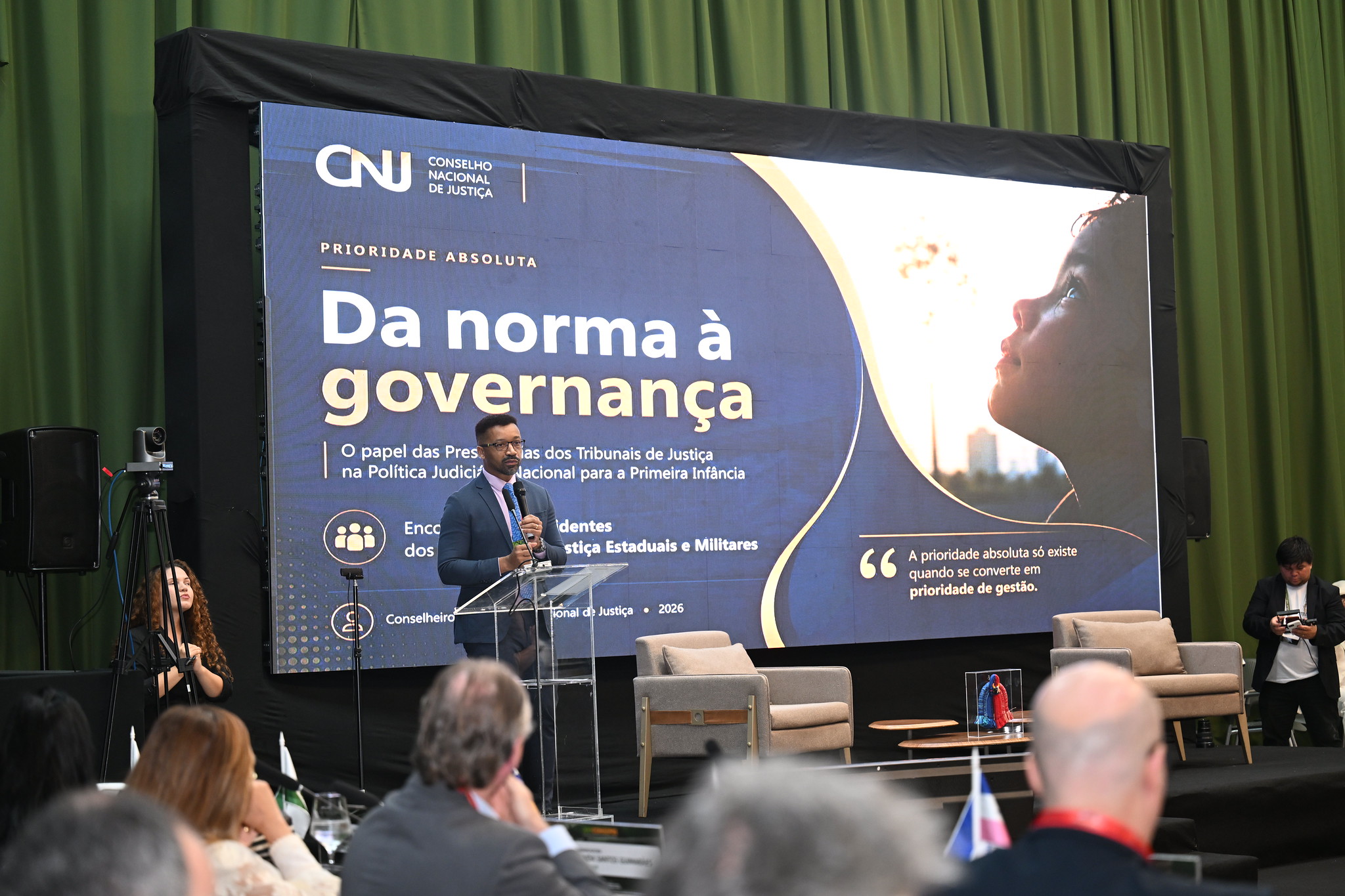 Palestra discute normas e governança nos tribunais
