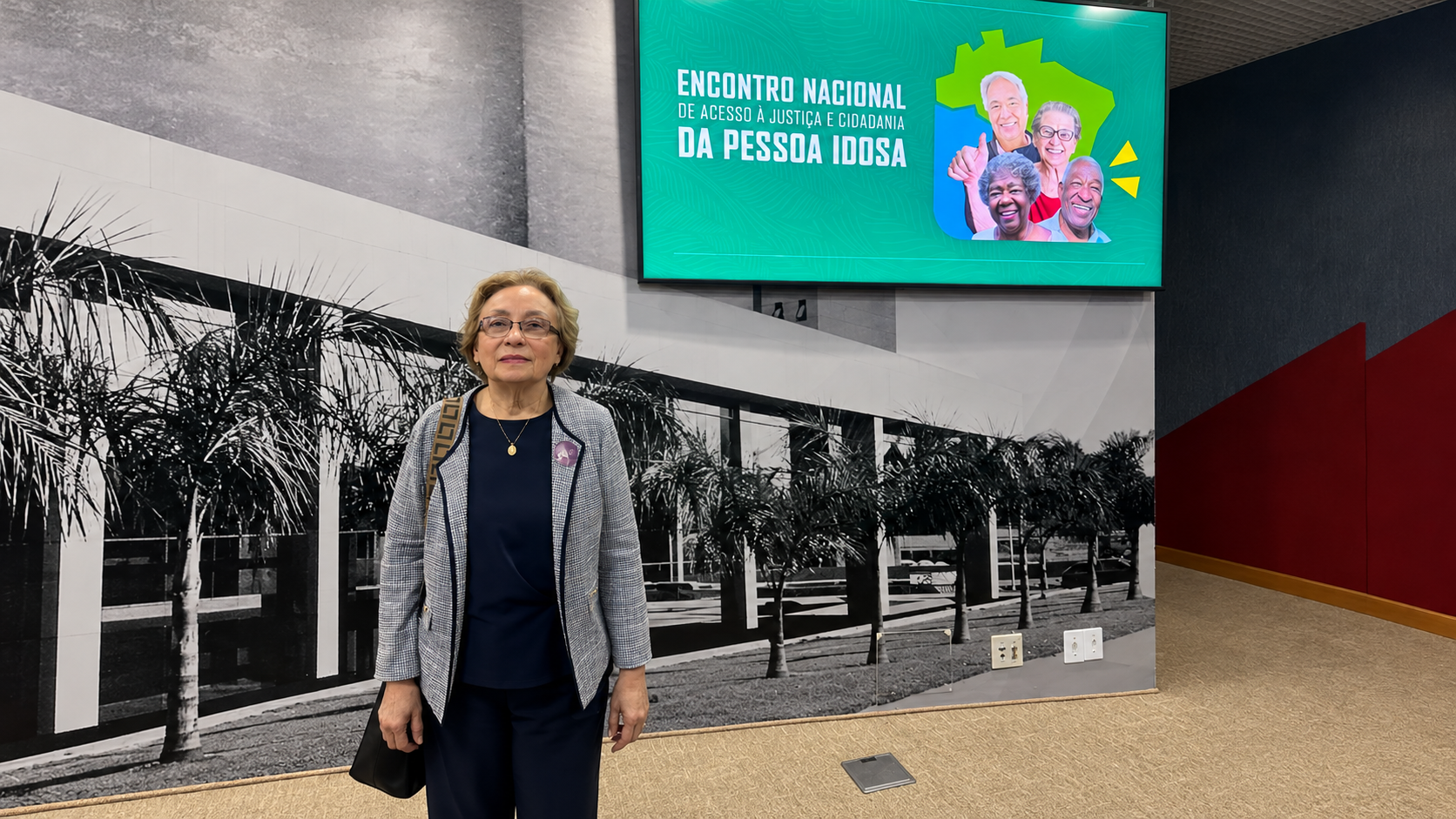 Des. Lia ao lado da Central Judicial do Idoso 3