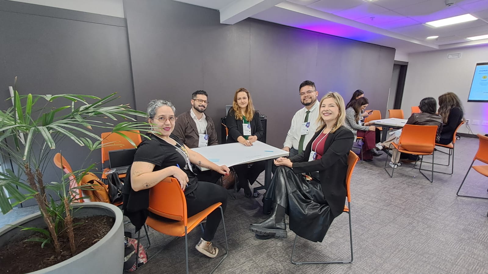 Foto mostra participantes do evento discutindo experiências exitosas em momento de oficina do evento