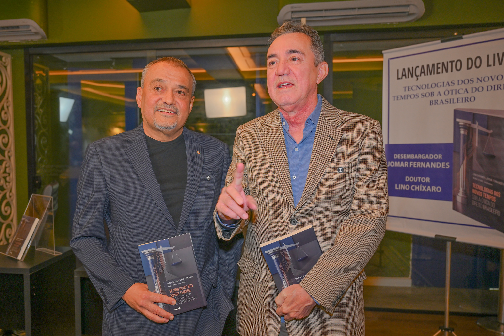 Lançamento de livro contou com noite de autógrafos com so dois autores 