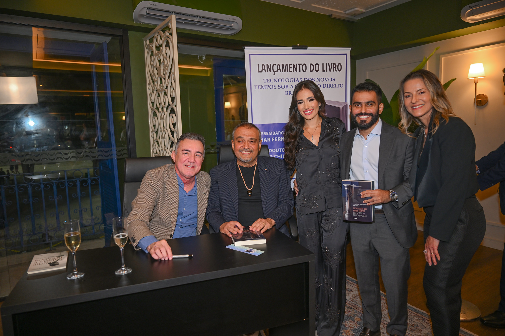 Lançamento de livro contou com noite de autógrafos com so dois autores 12