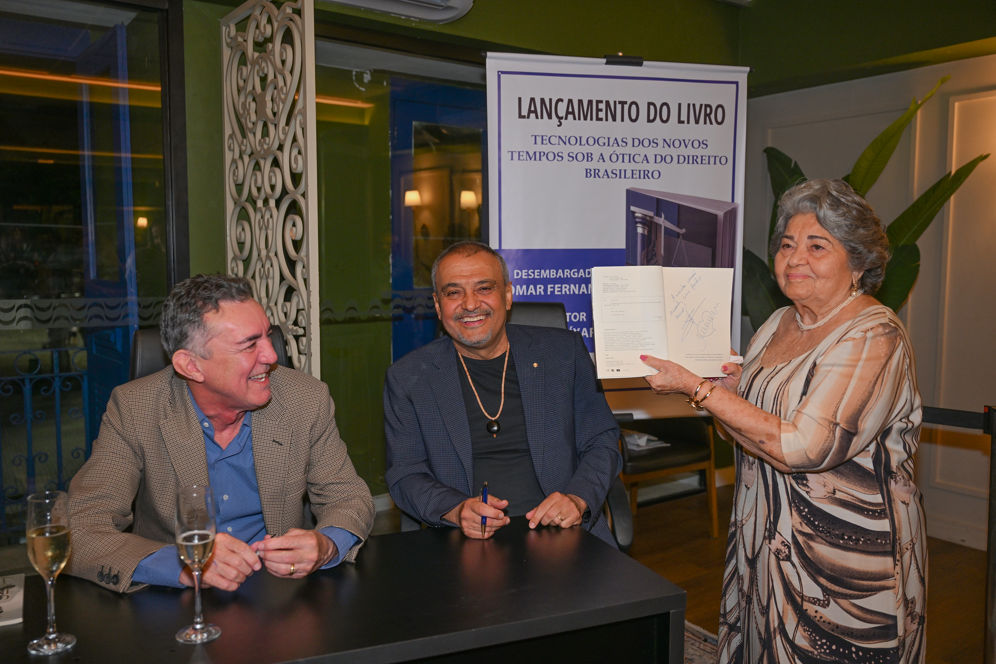 Lançamento de livro contou com noite de autógrafos com os dois autores 13