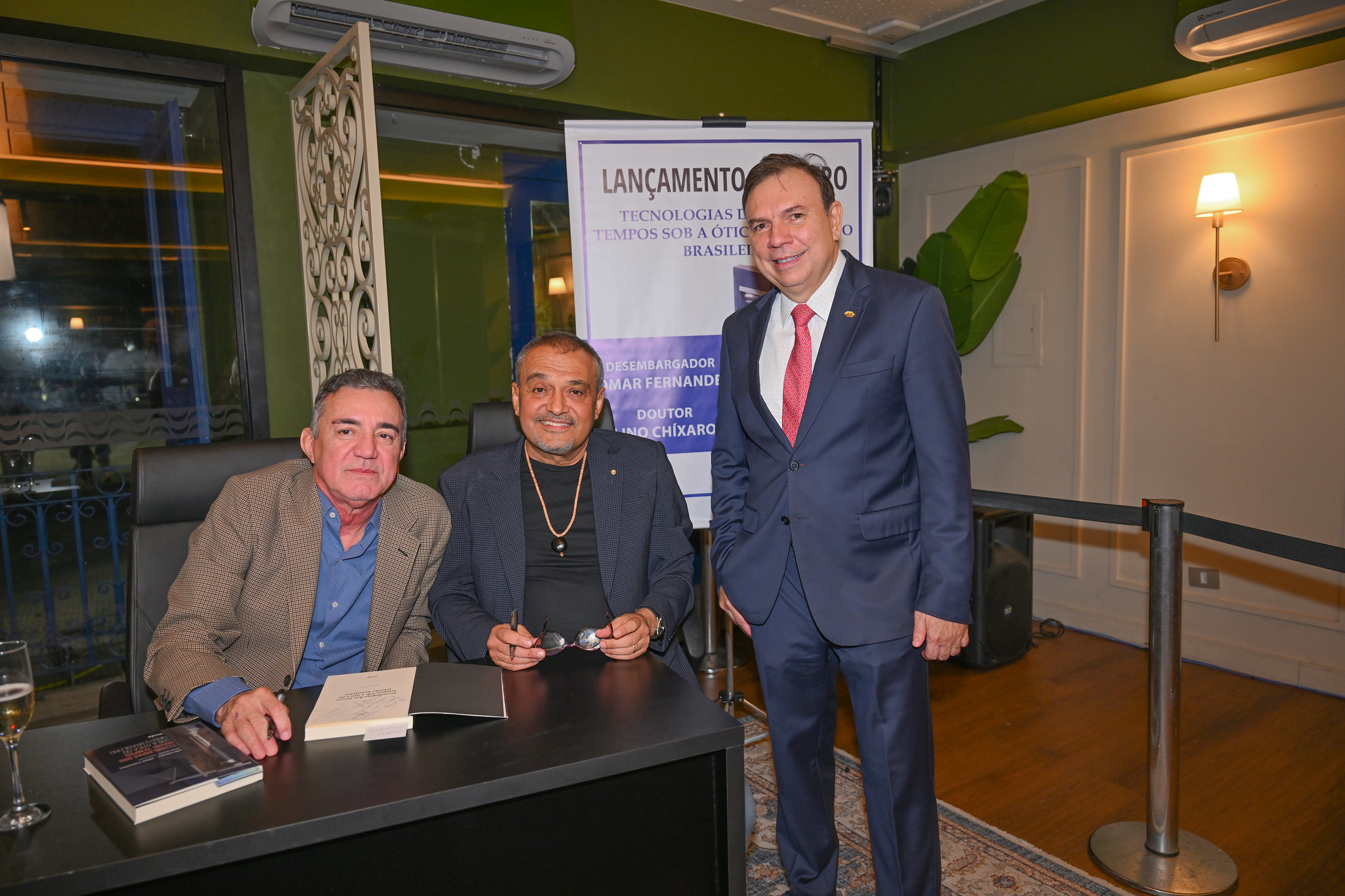 Lançamento de livro contou com noite de autógrafos com so dois autores 14