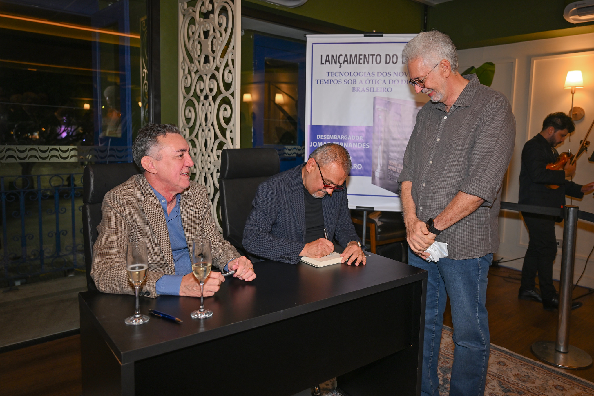 Lançamento de livro contou com noite de autógrafos com so dois autores 7