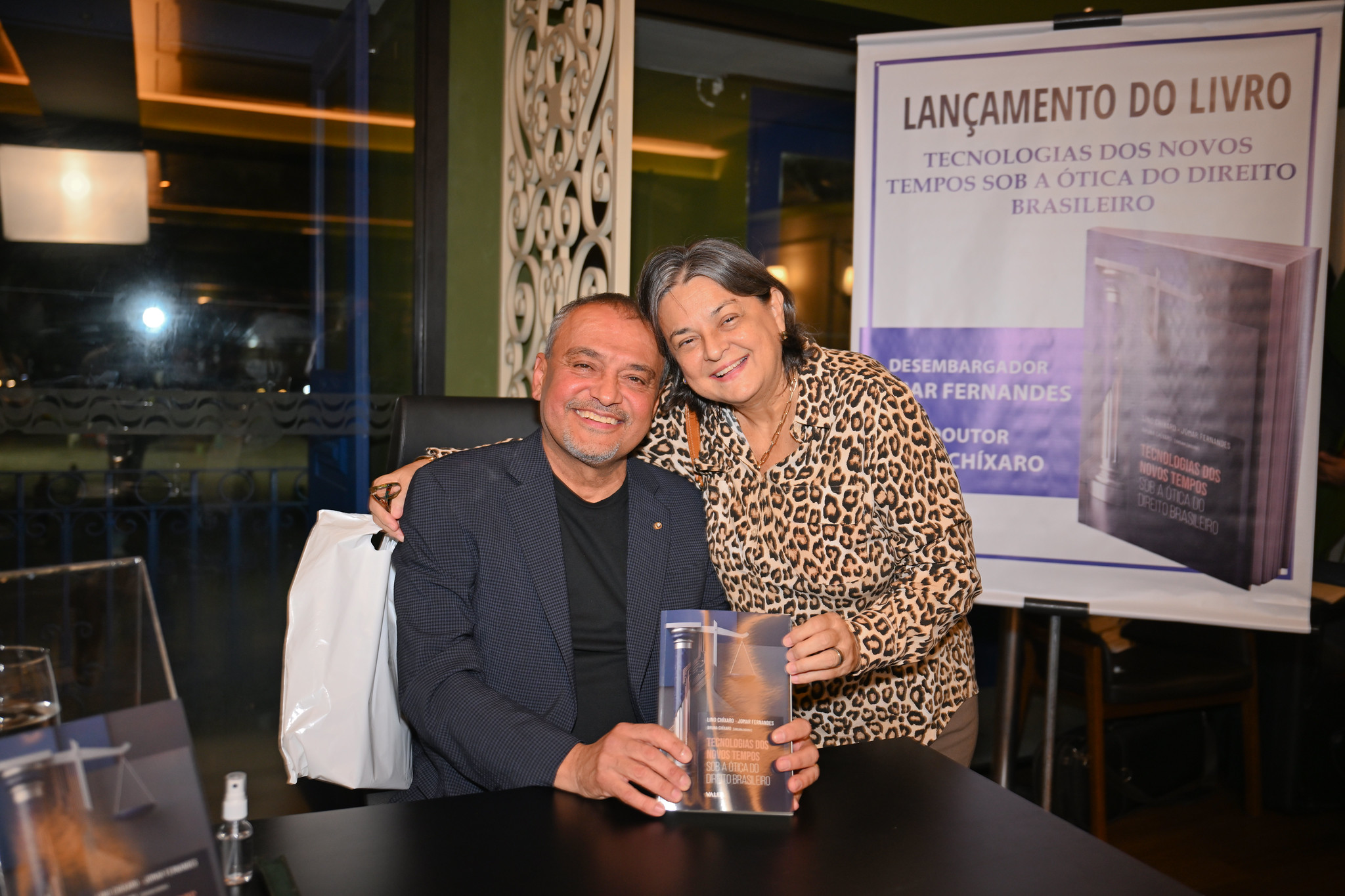 Lançamento de livro contou com noite de autógrafos com so dois autores 9