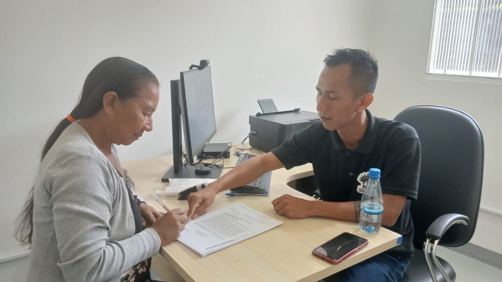 Servidor atende indigena em processo judicial no PID