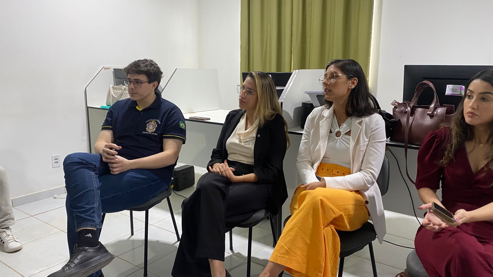 Juíza e representantes da rede de proteção de Tonantins discutem medidas de atuação no município